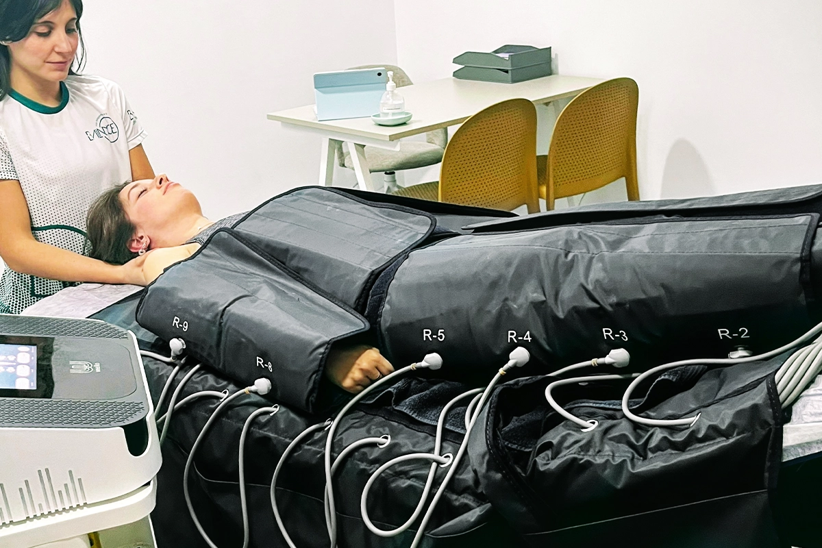 Nazaret aplicando terapia manual durante sesión de presoterapia en Toledo