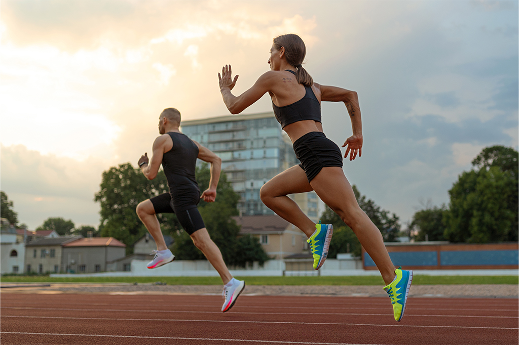 Dos corredores en una pista de atletismo